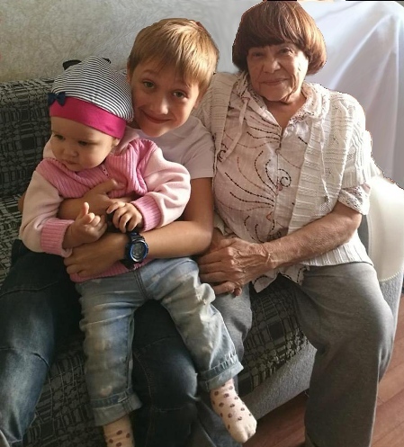 Галина Телегина с внуками