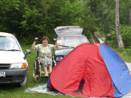 кликни чтобы увеличить: Валя поставила палатку   и с радостью говорит – у меня получилось.